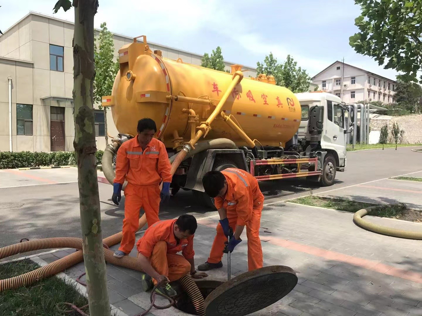 寒亭管道疏通车停在窨井附近