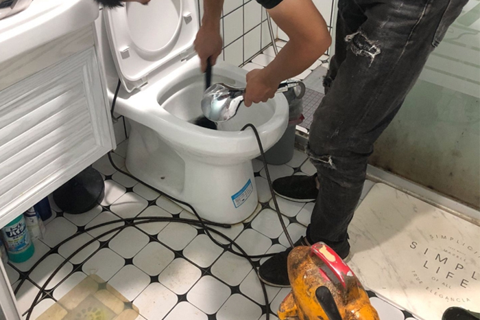 寒亭马桶堵塞自己疏通还是找师傅？专业上门服务让你省时更省心